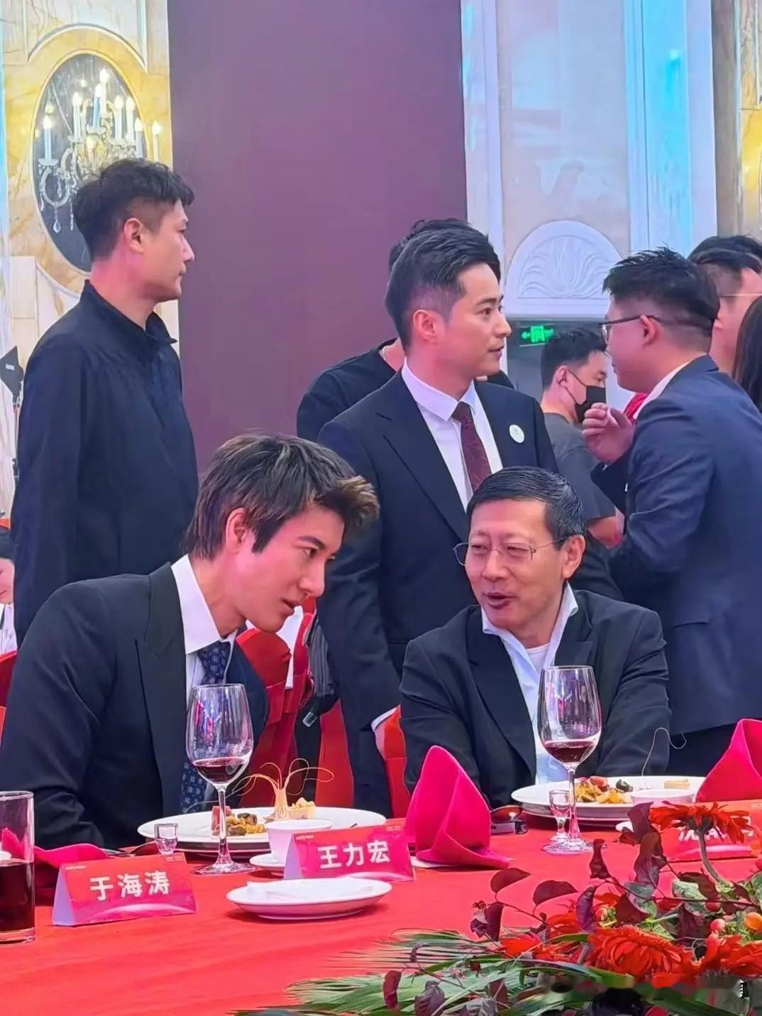 王力宏近日亮相宇树科技上市答谢宴，不唱歌改吃席，还坐上了1号主桌，笑容满面状态轻