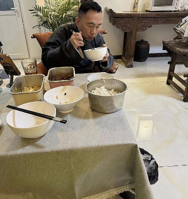 几天前，他刚拒绝了百万级的直播邀约。原因很暴力：自家园子爆满，他得一天连轴转1