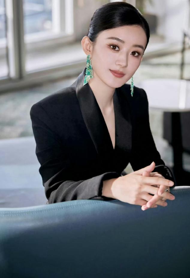 好多人问赵丽颖有拿白玉兰的可能性吗她当然有啊，飞天和金鹰因为同一部剧给她俩视后