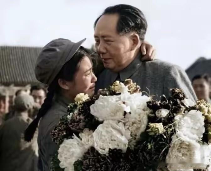 1952年5月23日在中南海怀仁堂志愿军女一等功臣解秀梅受到毛主席接见。她给毛
