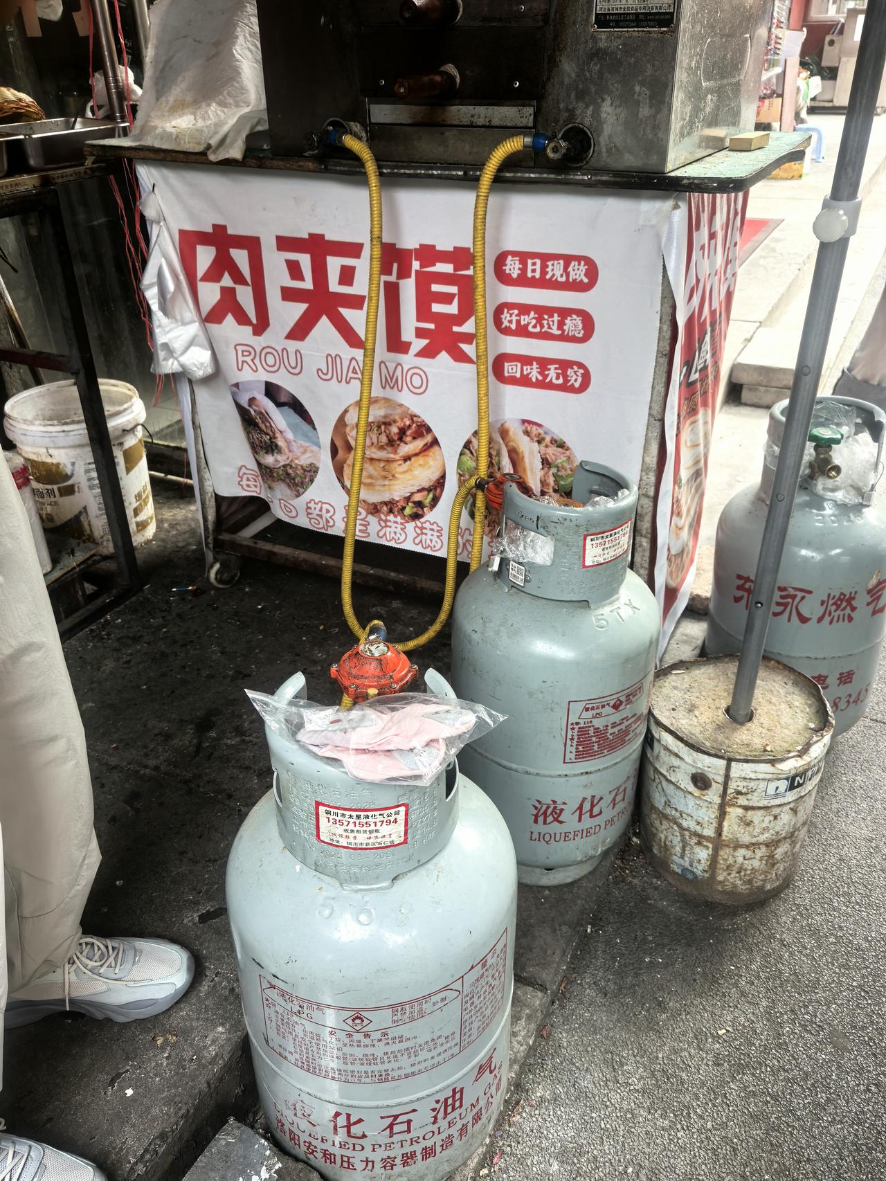 下午陪着省厅领导检查燃气安全，裕丰园这家露天卖肉夹馍的小店每月要用27瓶液化气，