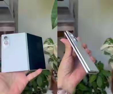 看到首款“阔折叠”机型GalaxyZFold8Wide样机细节曝光。从流
