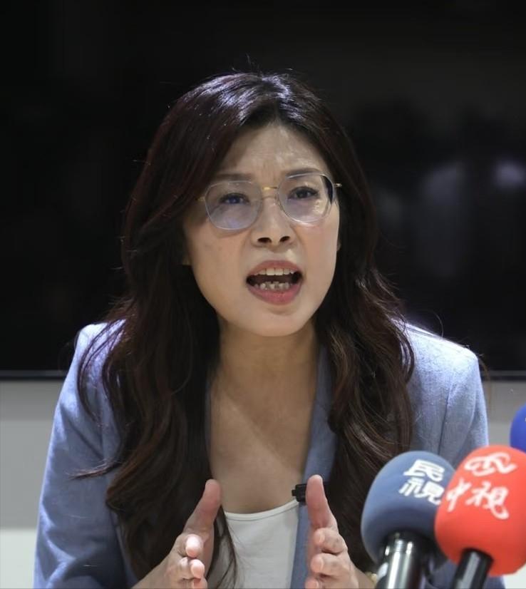 解放军近期围岛军演，郑丽文反应强烈。她就差把慌字写脸上了。之前怎么说来着？"