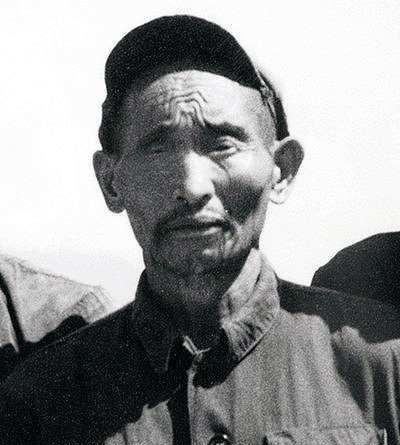 1952年，在大凉山深处，解放军从奴隶主手中解救了一个左眼溃烂的汉人，汉人说，他