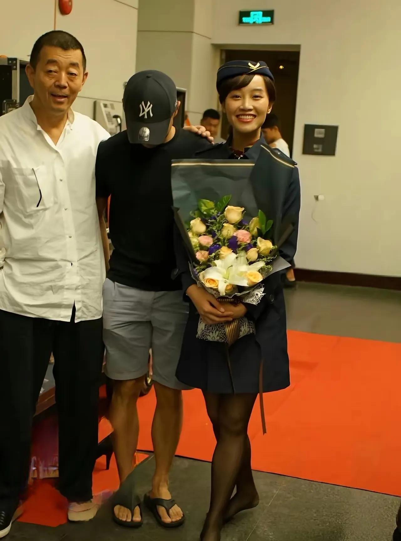 蓝盈莹脱掉高跟鞋与演出工作人员合影，这装束好洋气，尤其那黑丝袜。这与她在巜生万物