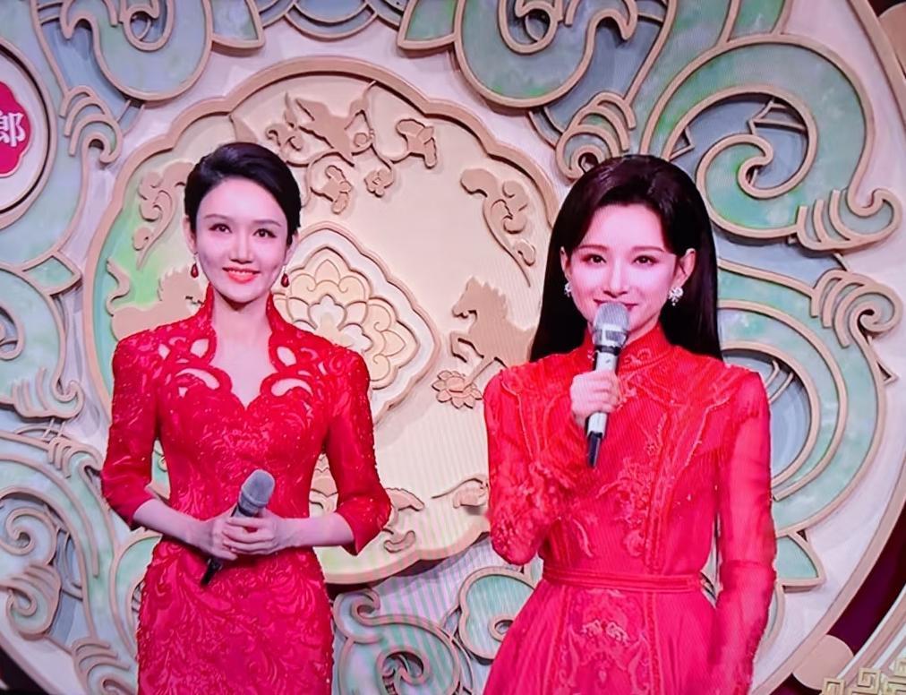 春晚主持对比上了热搜，不是因为口误，而是因为“眼神”。有观众发现，一位女主持眼