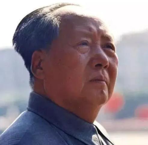 1976年9月8日，毛主席病危，他吃力地写下“三”，又敲击床沿三次，守护在他身边