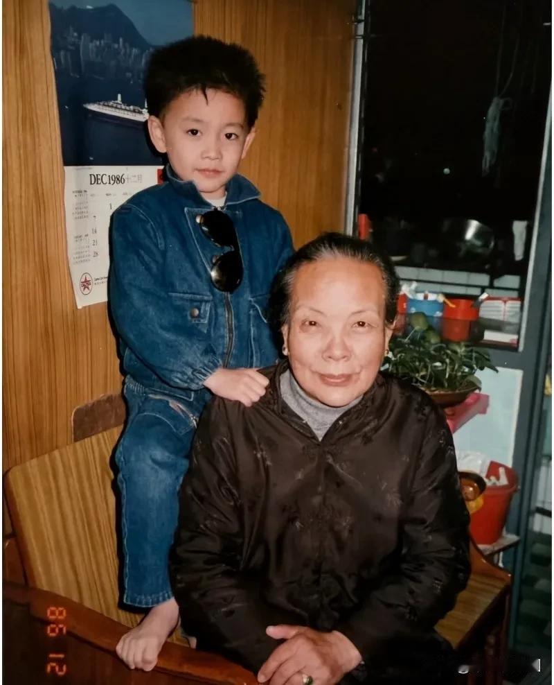 早期6岁时候的黄宗泽就已经很可爱帅气了，难怪会被星探挖掘，真的是从小帅到大。中年