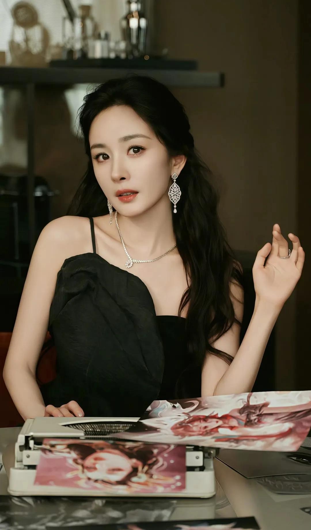𝙒𝙚𝘾𝙝𝙖𝙩 || 杨幂 · 黑裙 · 女王
