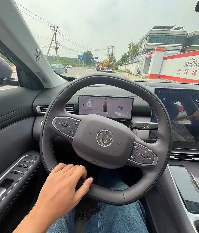 专门跑去试驾了东风风神L8Y，这可是个10万级别的家用纯电SUV。试驾完之后，它