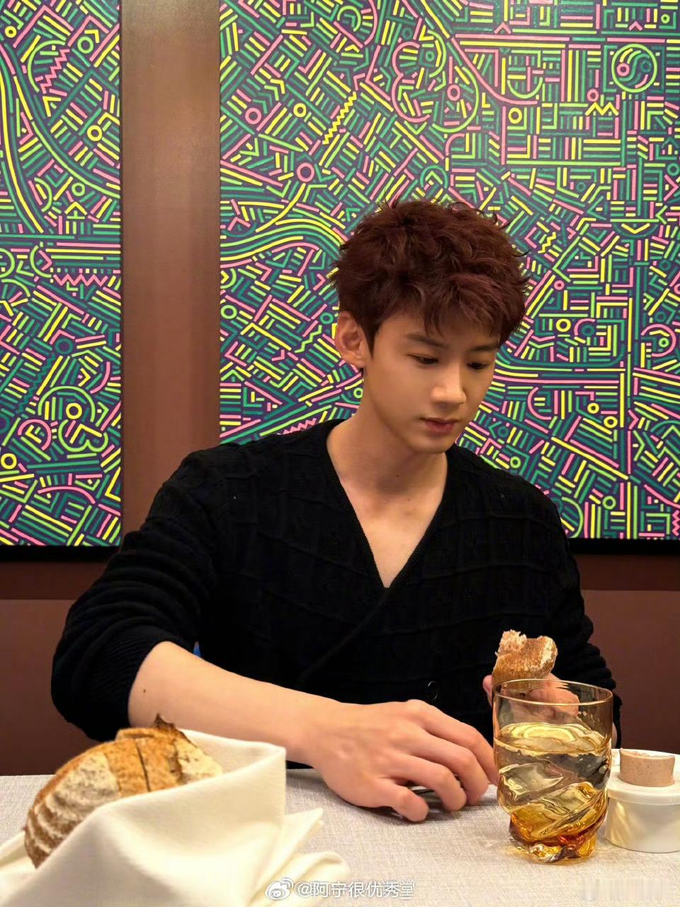 白敬亭宋轶同款餐厅后续，宋轶换微博背景！宋轶微博背景换成了情侣在餐厅吃饭的漫画图