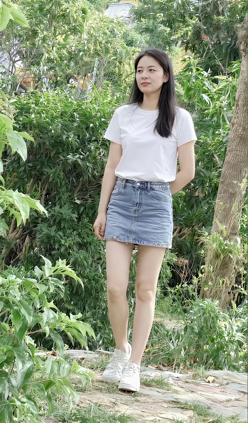 女孩子穿着白T恤和牛仔裙，只要颜值身材中上以上，就特别显得漂亮，清新淡雅自然迷人
