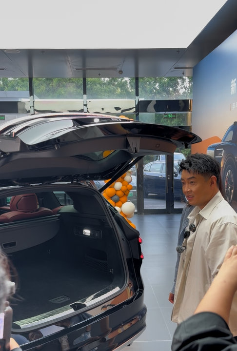 王皓凯旋回国后第一件事是提车卸下赛场上的金牌光环，回归生活中的温暖父亲王皓！！