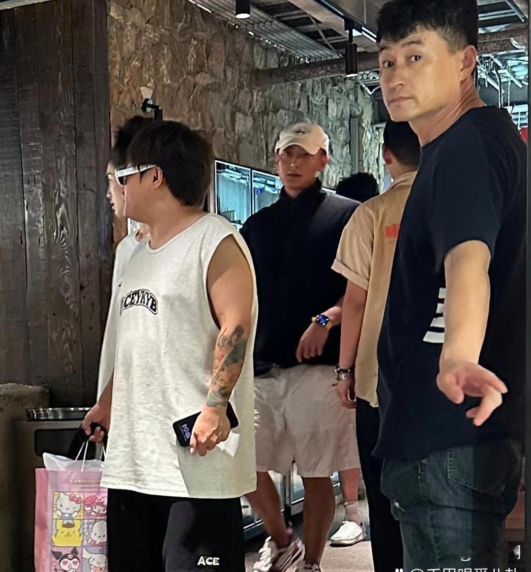 黄子韬带﻿‌⁠老婆徐‍‍⁠艺﻿‌﻿洋在北‍京‌‎下馆子﻿⁠，徐艺洋一‎‎身穿搭‍