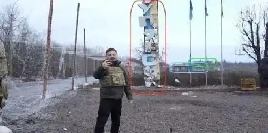 果不其然。离俄军阵地1.15公里，泽连斯基出现在库皮扬斯克的前线泥地里，这不是