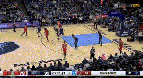 第一球篮下背转身，甩开防守贡献暴扣！第二球接着转身，小勾手打进！第三球伊迪