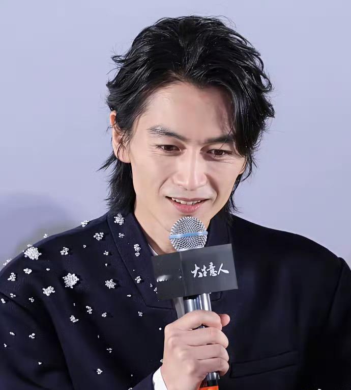 陈晓昨天出席新剧宣传活动，完全认不出来，都瘦成皮包骨了。时光真是个神奇的雕刻