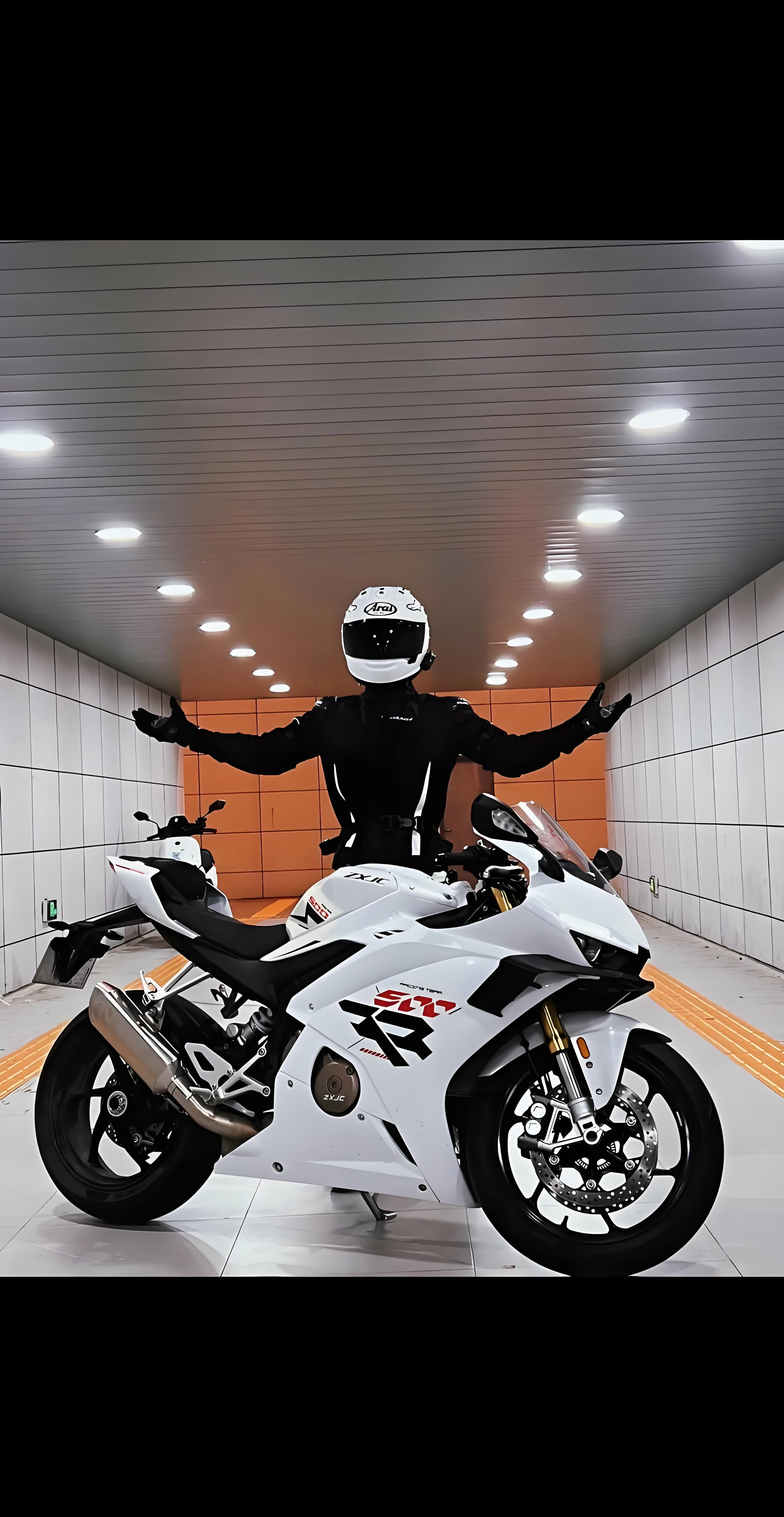 宁德时代旗下新能安公司：确定与张雪机车合作电动摩托车。新能安（Ampace）是宁