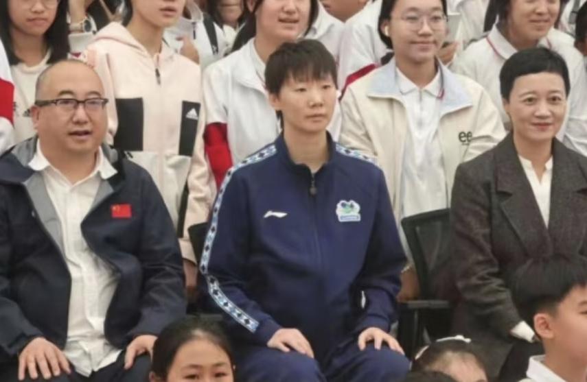 干什么都板板正正的王曼昱！在海口一学校参加国球进校园活动时，拍摄大合影，曼昱这坐