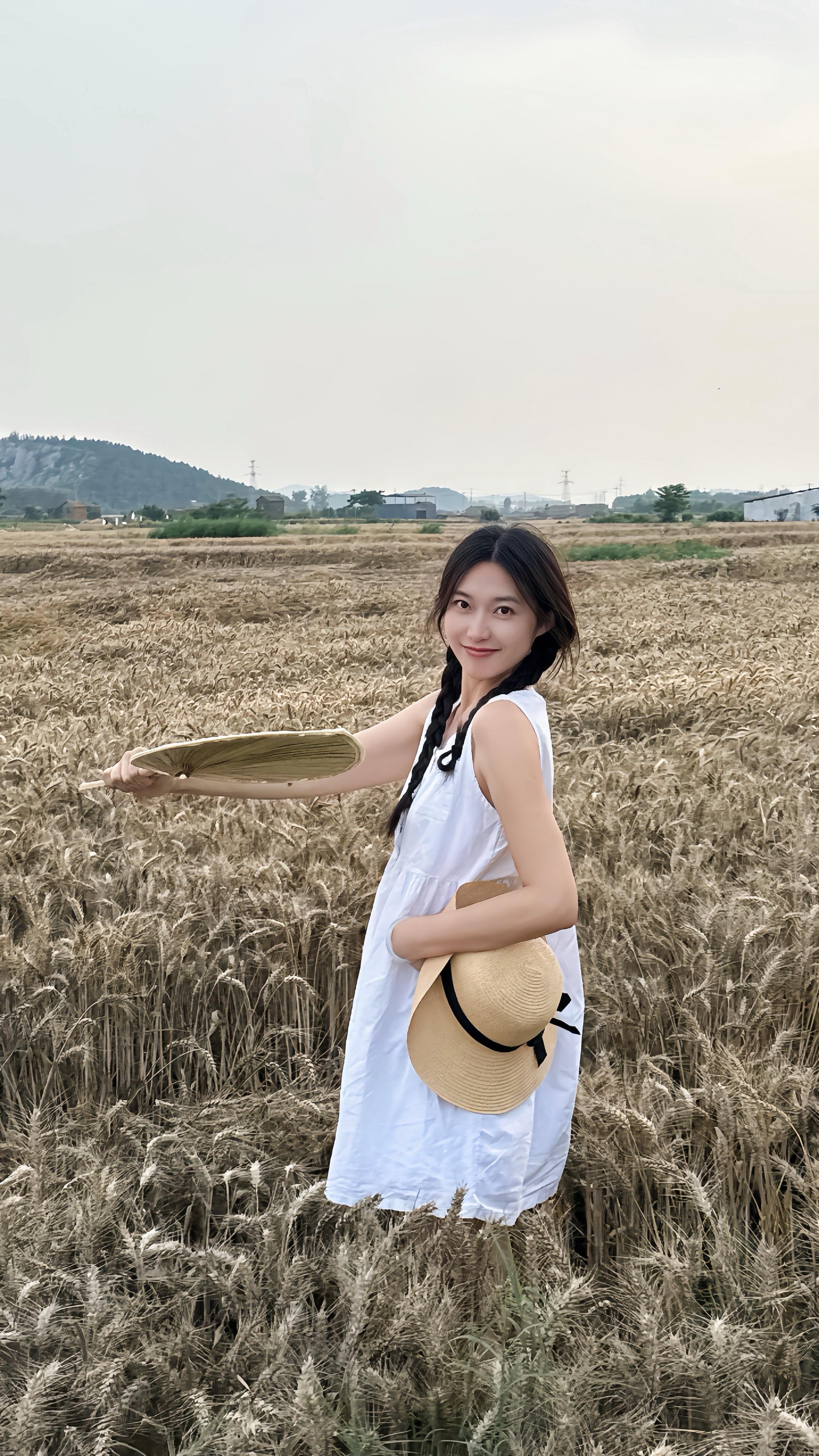在麦田吃个西瓜吧🍉 风吹麦浪，是夏天的味道