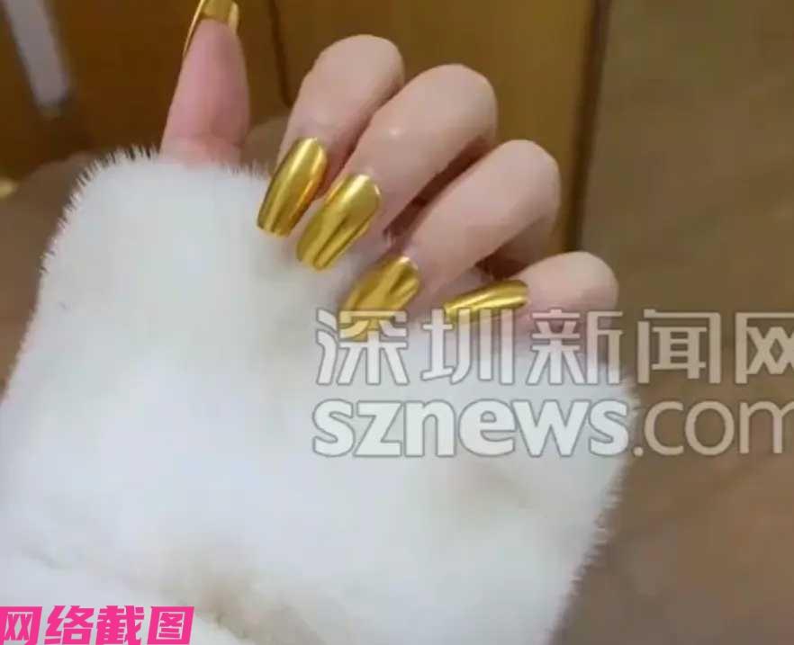 有女子为过新年，特意去做了一个特别的美甲。这里的特别是女子选用的材料是黄金，