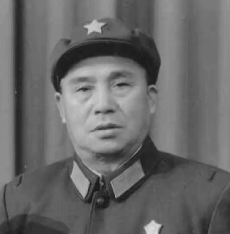 1947年，四野一位师长娶了牺牲战友的遗孀。新婚夜，他没碰新娘，反而对着她提了个