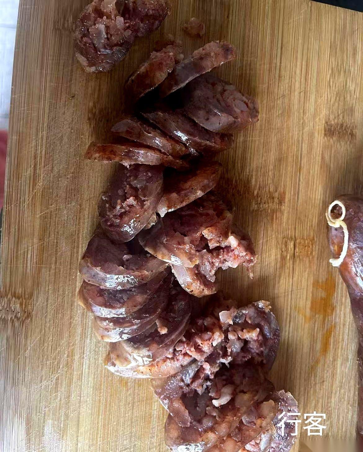 一刀下去，我那晾了十几天的香肠，没挺住。里面的肉馅“哗”一下，全成了铺在案板上