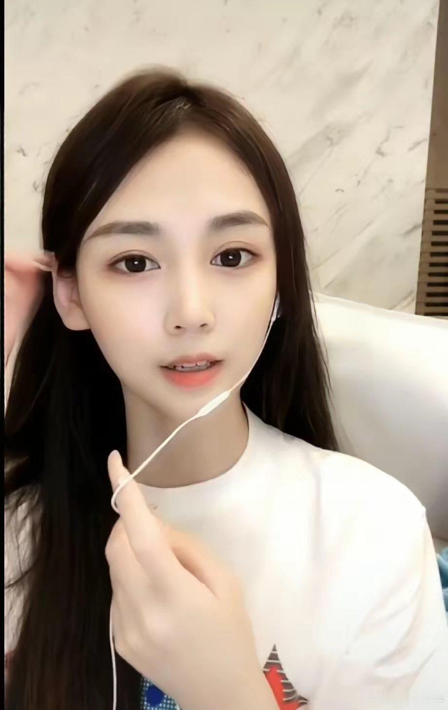 福建女主播魏莹，靠“邻家小妹”人设圈了三位神豪大哥2500万打赏。一个1500万