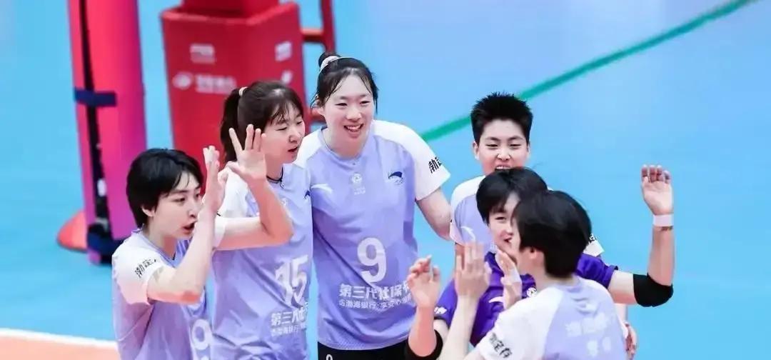 天津女排，正在重新发明排球。她们撕掉了“主力阵容”的标签。把6个人，拆解成