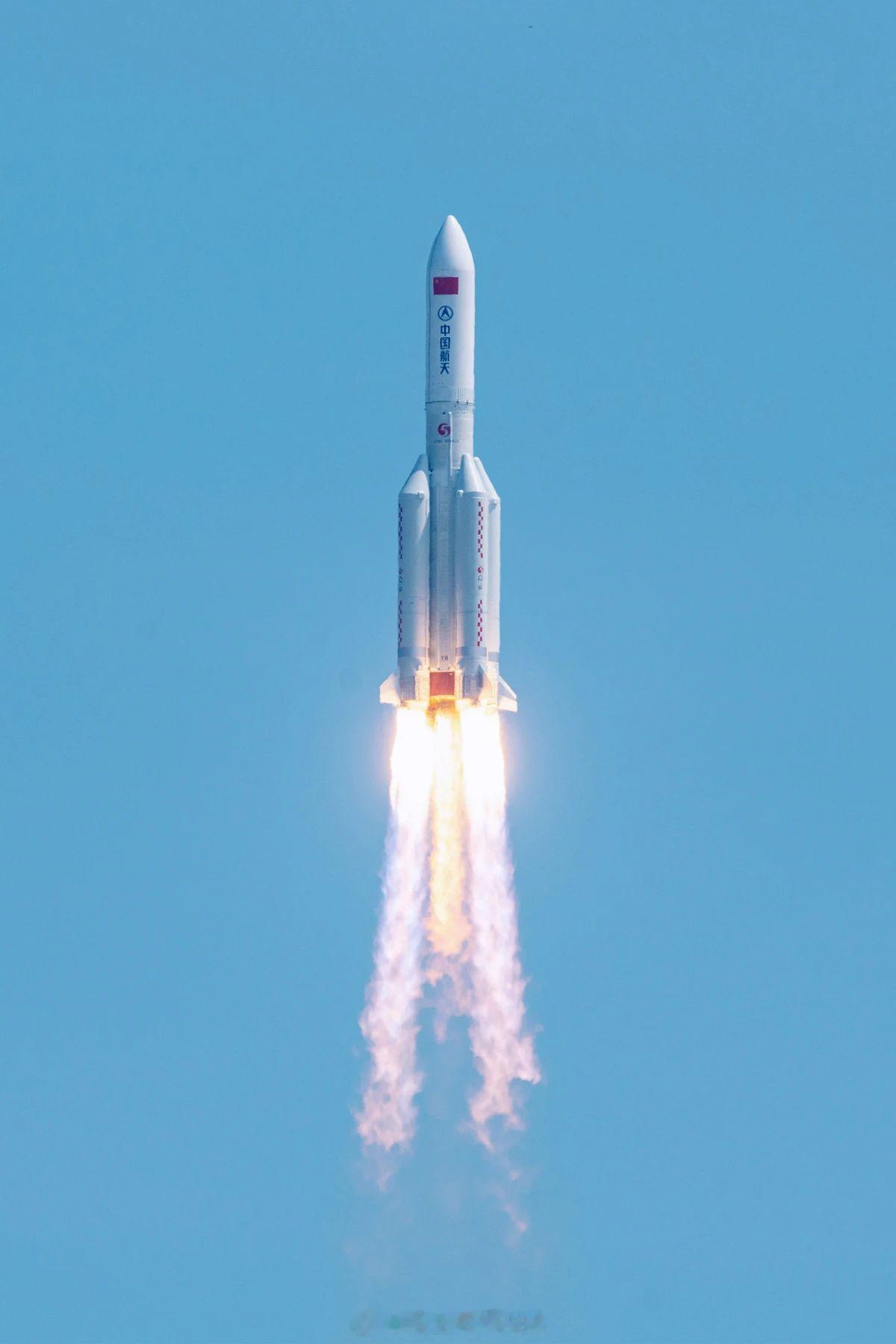 【我国成功发射卫星互联网低轨卫星】8月13日14时43分，长征五号乙运载火箭/远