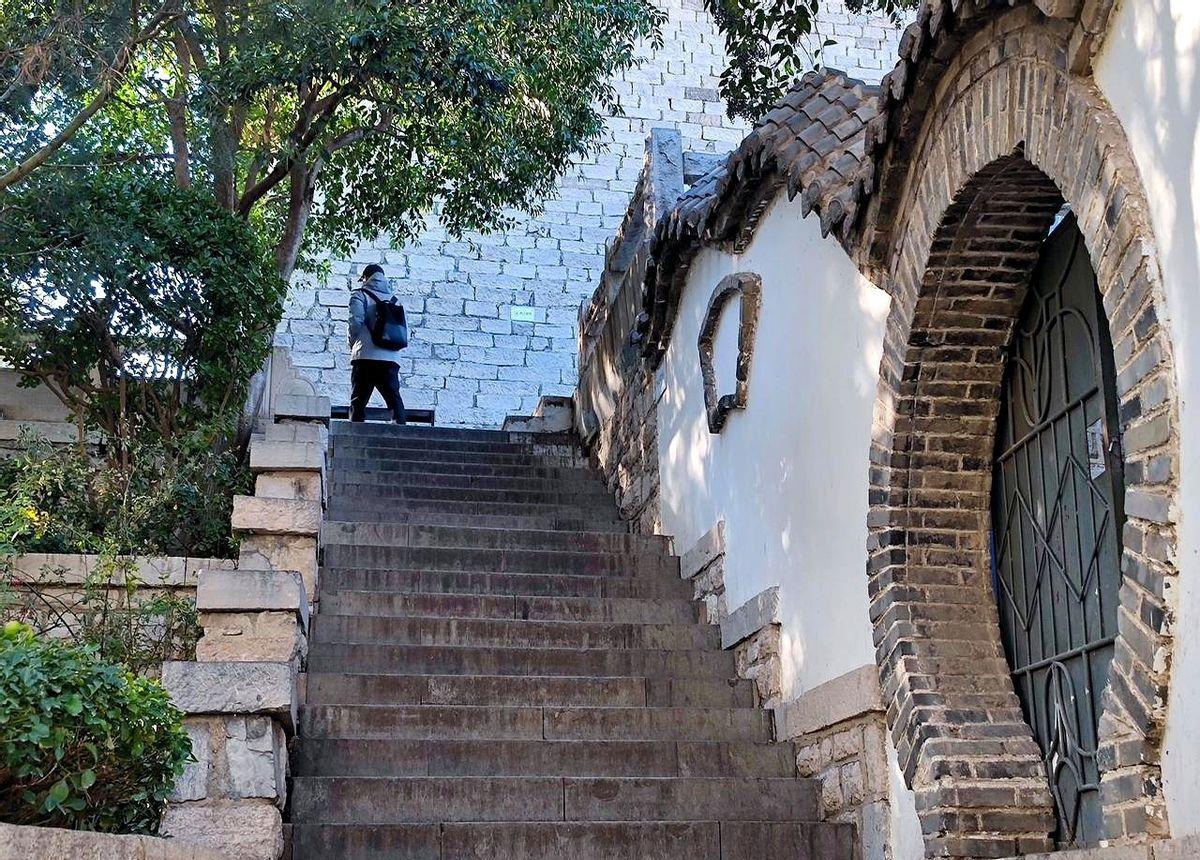 王石被批“吃软饭”，但万科财报用数字扇了质疑者耳光。你看他离婚再娶，事业却在你