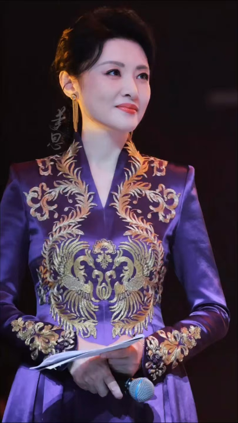 周涛早期春晚主持视频岁月不败美人，早期春晚里的周涛气质绝了，端庄温婉、控场满分