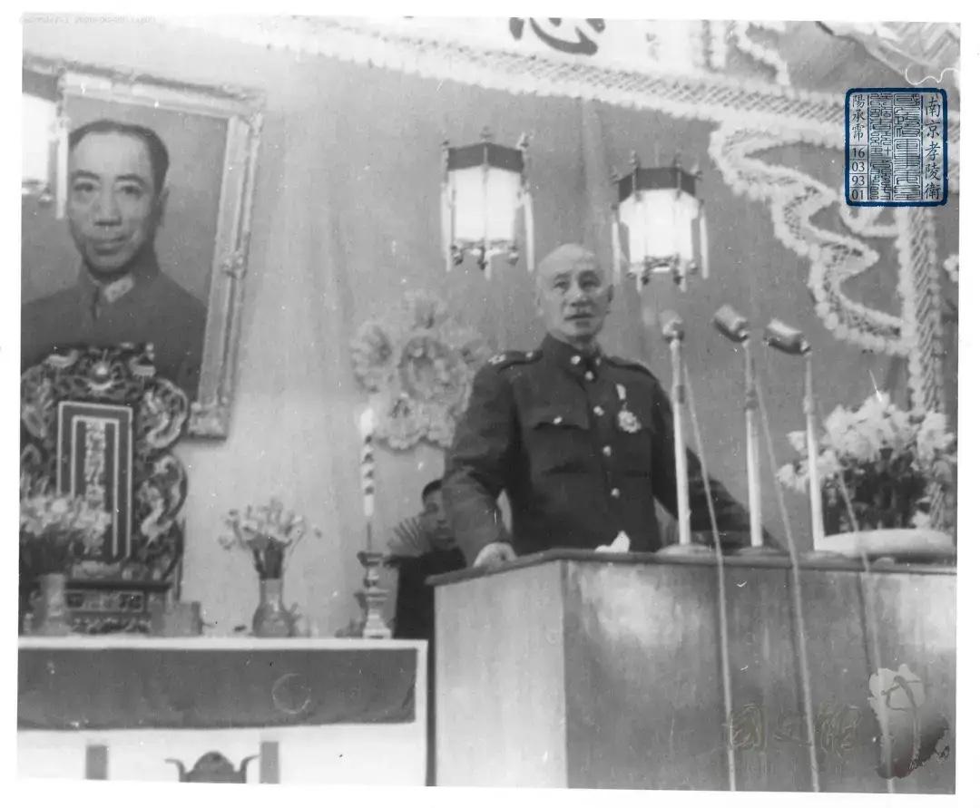 1946年，蒋校长在戴笠葬礼上致辞时的一幕，戴笠生前是蒋极为信任和倚仗的情报负责