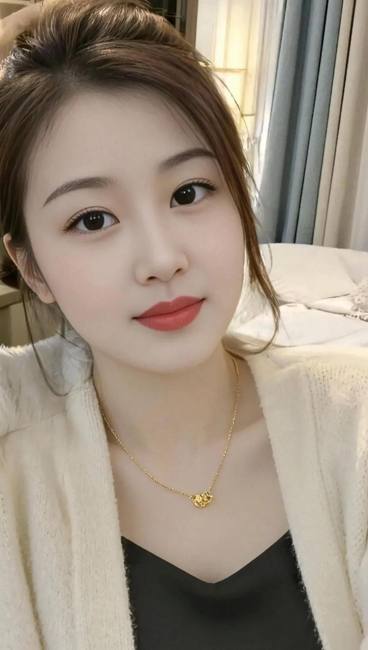 温柔甜美的居家自拍，精致妆容和温暖毛衣甜美自拍温柔美女自拍居家甜美自拍温柔