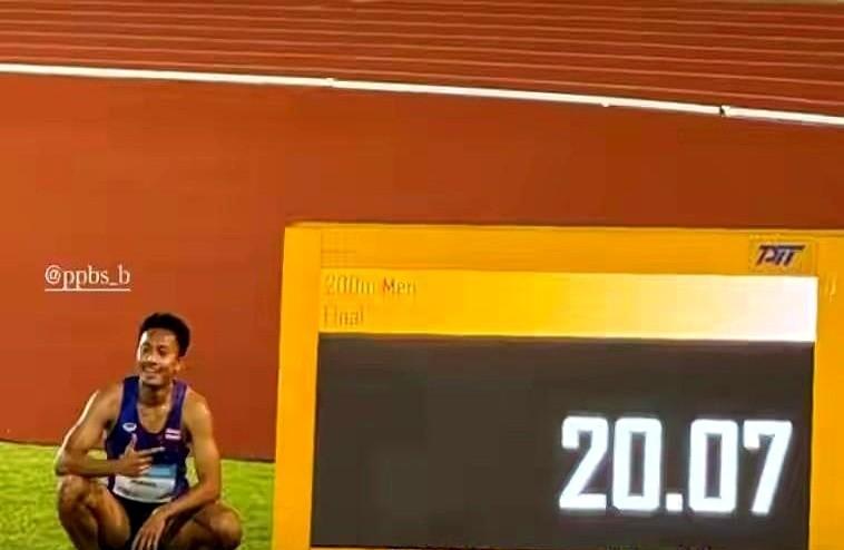 19岁的闪电劈开了亚洲纪录。布森9秒94冲过百米终点时，隔壁跑道中国小将刚跑出