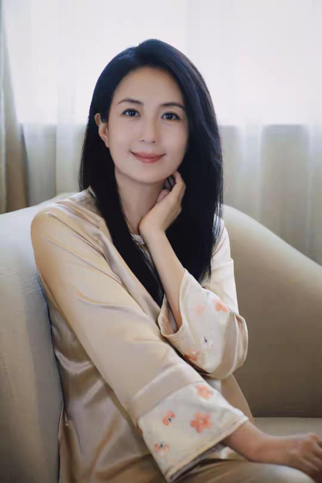 爱拍照的女生到底有多迷人呢?温柔美女自拍