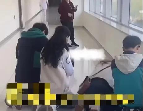 近日，江苏一女子患脑瘤住院治疗，姐弟几个接到消息连夜赶到医院。3个妹妹和1个弟弟