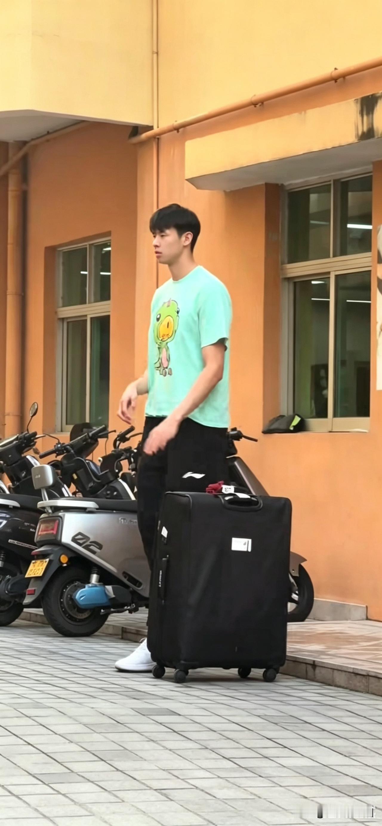 宏远培养模式出新花样，黄明依去深圳队！据悉，黄明依已经和广东宏远续约了一份四