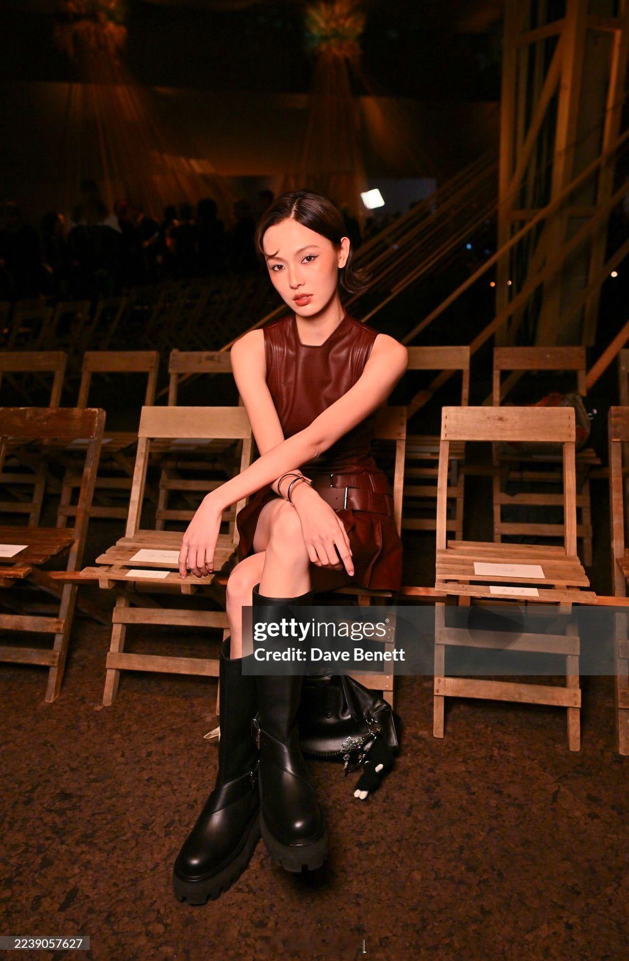 麦昆秀场又给G社图上新了，们赵佳丽这组巴黎生图美的毋庸置疑！时髦又不失东方感的轮