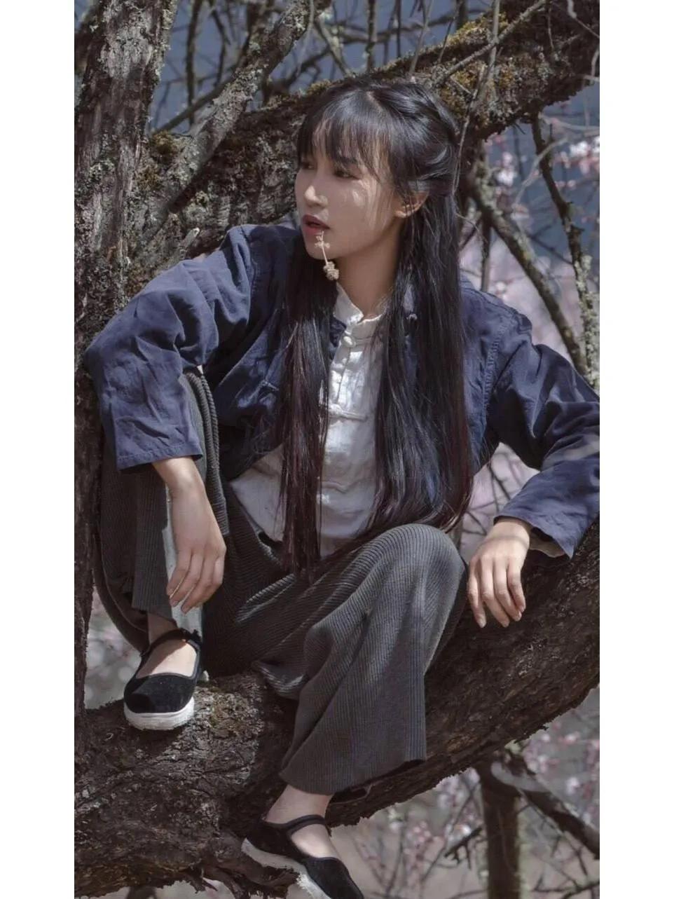 李子柒为什么能忍住不去赚快钱？我认为她是追求完美的人，她爱惜每一根羽毛，这种执念