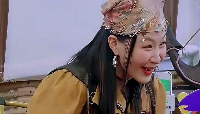 金靖一句“你亲过几个”，剧本上根本没这词。《云之羽》片场，就这句即兴提问，直