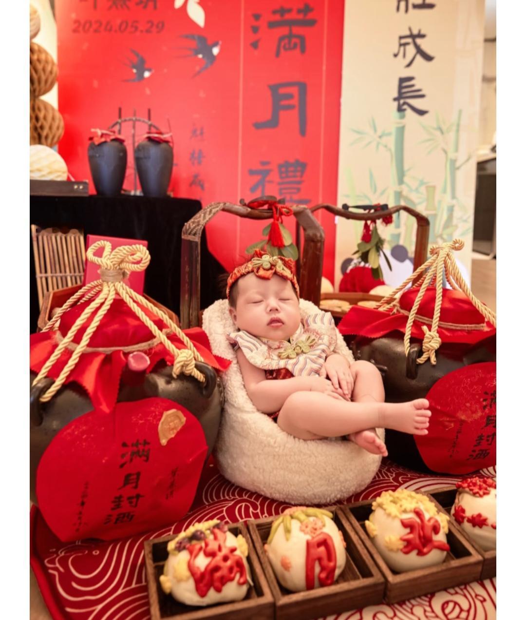 友友们我纠结一天了快帮我出出主意孙子昨天过满月亲家母给了一万儿媳妇娘家亲