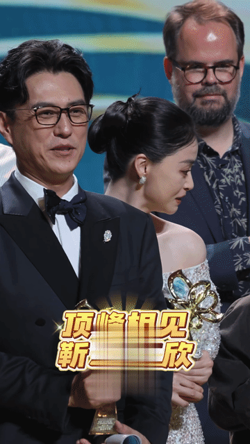 感觉靳东下了很大的决心才转身抱了蒋欣，靳东先是深吸了一口气，然后猛的转身直接抱住