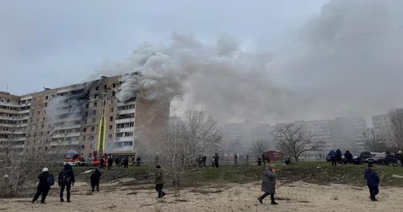 仗没法打了，俄军在扎波罗热兜头洒下数千公斤弹药，连炸85栋建筑乌克兰这仗，是越