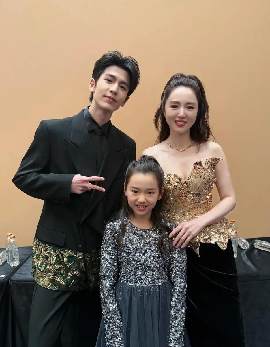 董璇带着女儿追星好欢乐！与杨幂张凌赫白鹿等俊男美女合影7日，董璇在社交平台上晒出