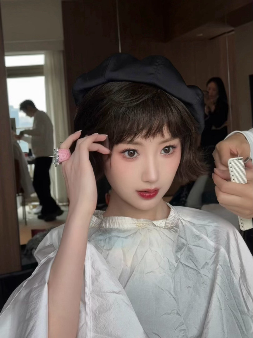 毛晓彤完全是洋娃娃毛晓彤洋娃娃手办毛晓彤真的好美啊，像娃娃一样，不愧是不老女神