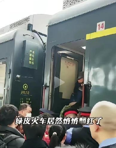 绿皮车爆火：慢12小时，省400块，藏着普通人的实在发现没？今年绿皮火车彻