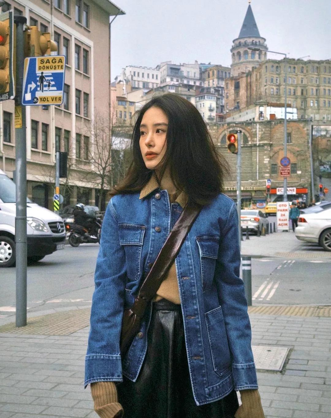 杨采钰这组街拍我能循环看！✨牛仔外套叠穿针织衫，再搭配皮裙，时髦又高级。这种