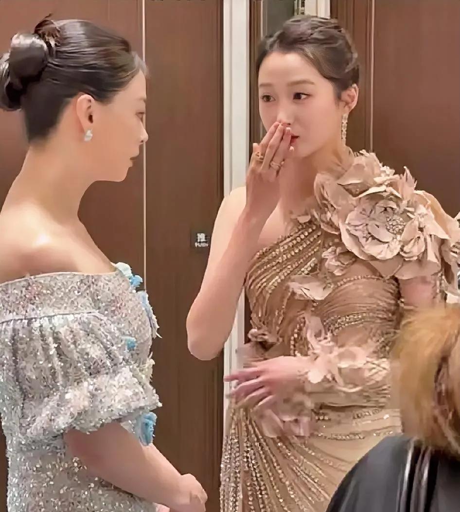 这是婚戒吗蒋欣关晓彤“婆媳俩”白玉兰后台拥抱碰面，蒋欣两个举动让人纷纷猜测这