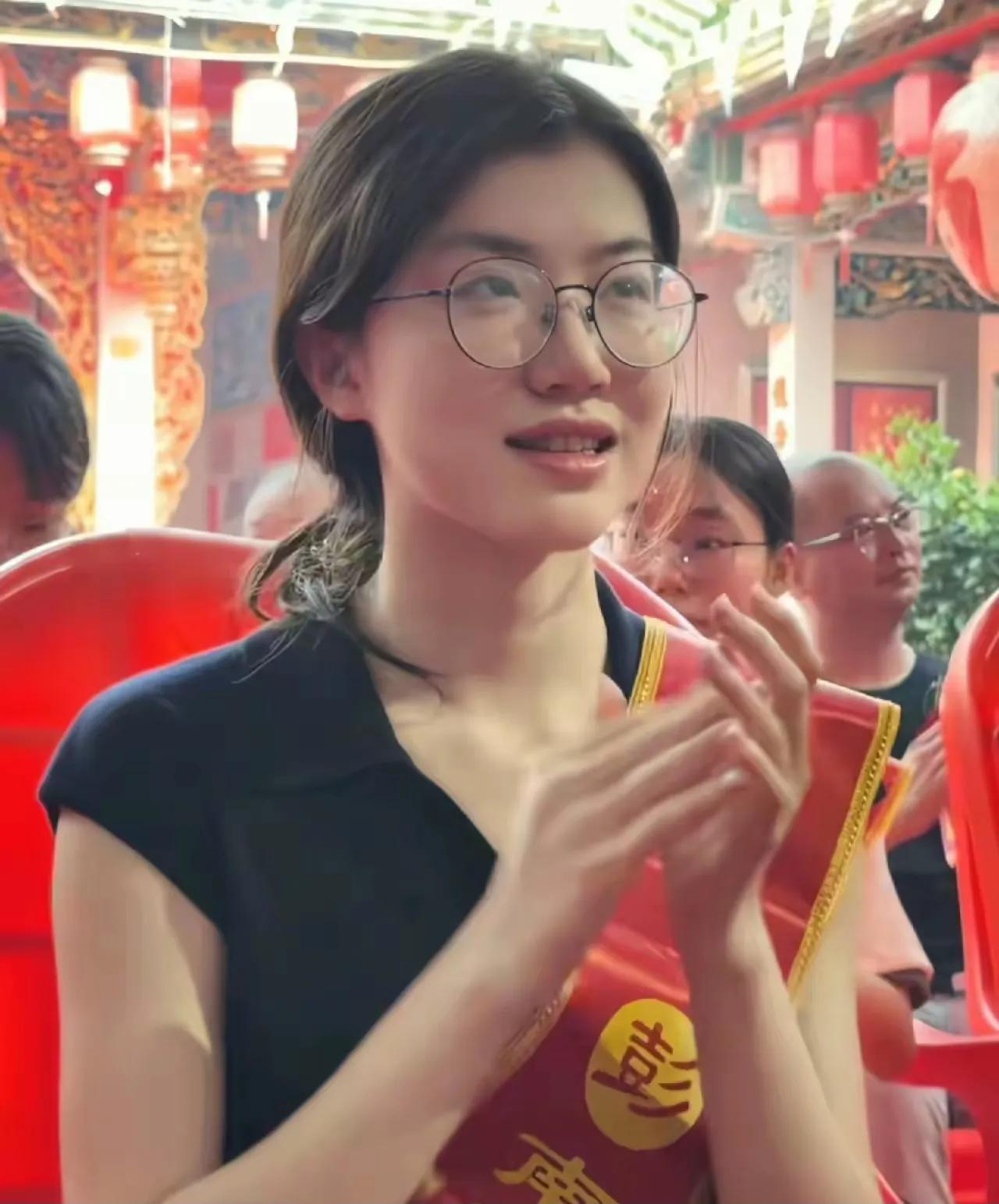 才貌双全，而且金榜题名！这就是来自佛山市第一中学的顶尖学霸彭梓莹，以优异的成